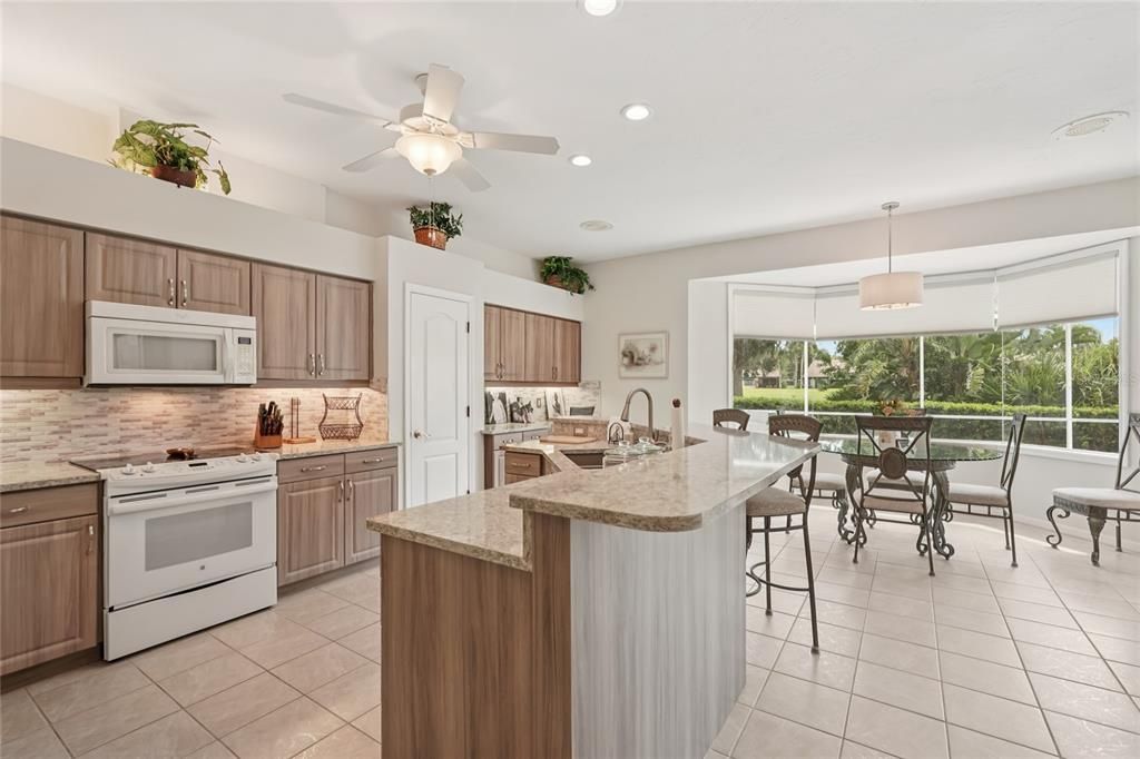 合同活跃: $615,000 (3 贝兹, 2 浴室, 2431 平方英尺)