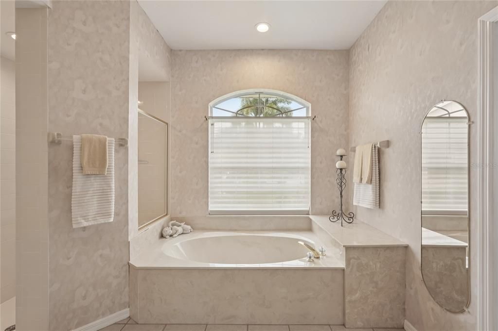 合同活跃: $615,000 (3 贝兹, 2 浴室, 2431 平方英尺)