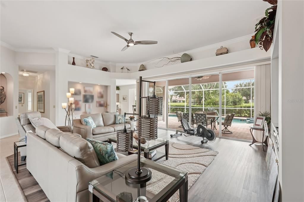 合同活跃: $615,000 (3 贝兹, 2 浴室, 2431 平方英尺)