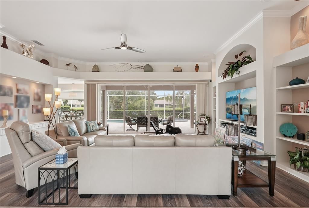 合同活跃: $615,000 (3 贝兹, 2 浴室, 2431 平方英尺)