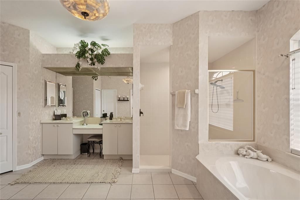 合同活跃: $615,000 (3 贝兹, 2 浴室, 2431 平方英尺)