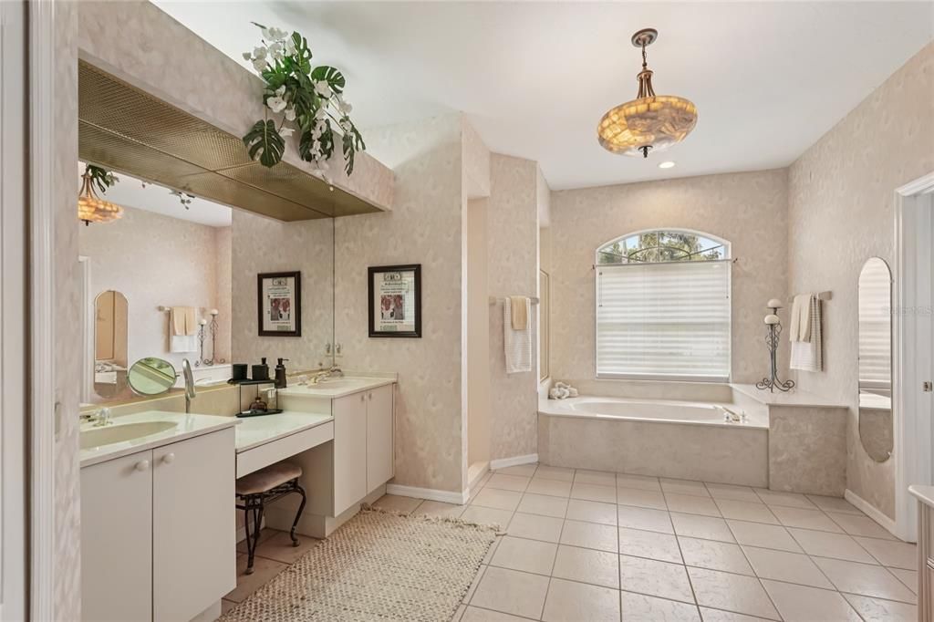 合同活跃: $615,000 (3 贝兹, 2 浴室, 2431 平方英尺)