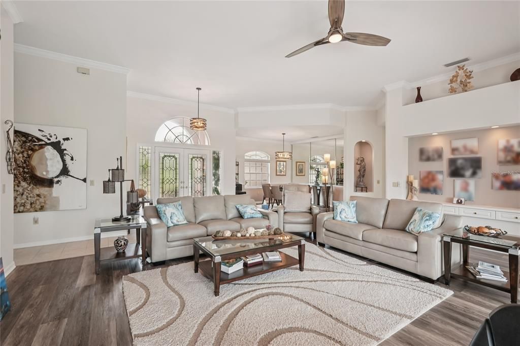 合同活跃: $615,000 (3 贝兹, 2 浴室, 2431 平方英尺)