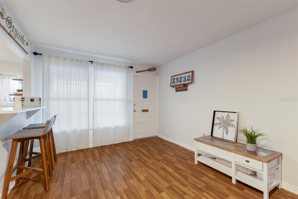 待售: $149,900 (1 贝兹, 1 浴室, 598 平方英尺)