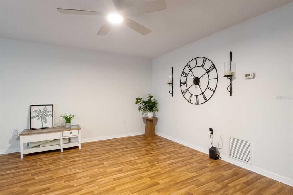 待售: $149,900 (1 贝兹, 1 浴室, 598 平方英尺)