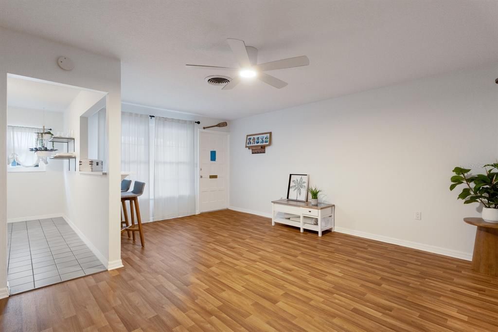 待售: $149,900 (1 贝兹, 1 浴室, 598 平方英尺)