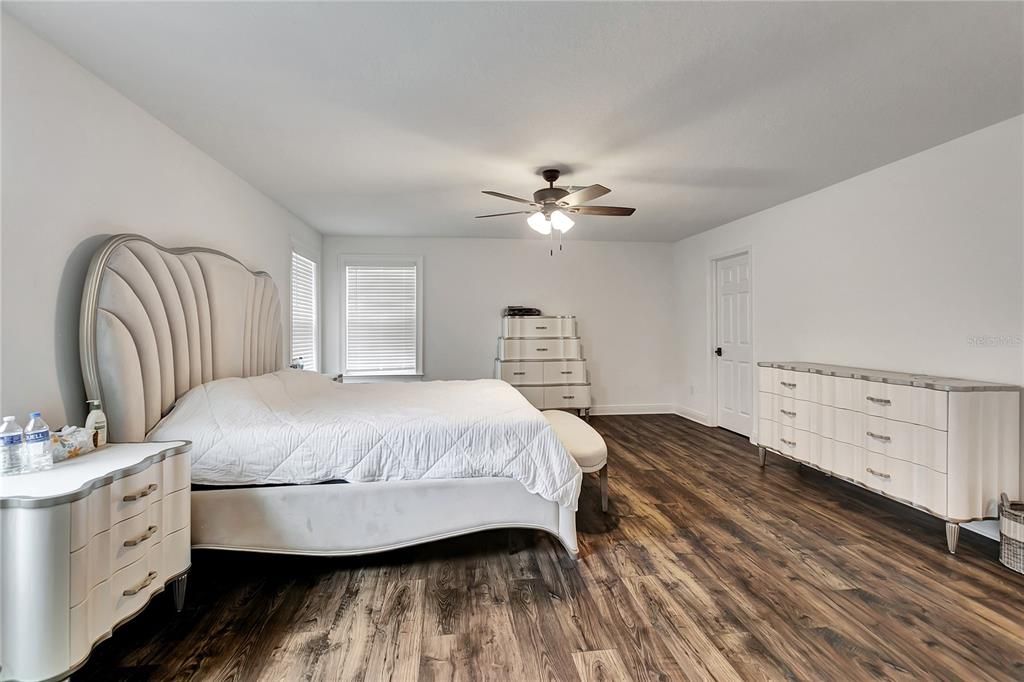 Active With Contract: $1,120,000 (7 beds, 5 baths, 5506 Square Feet)