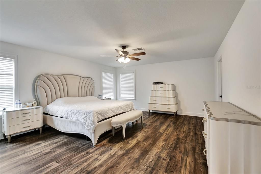 Active With Contract: $1,120,000 (7 beds, 5 baths, 5506 Square Feet)