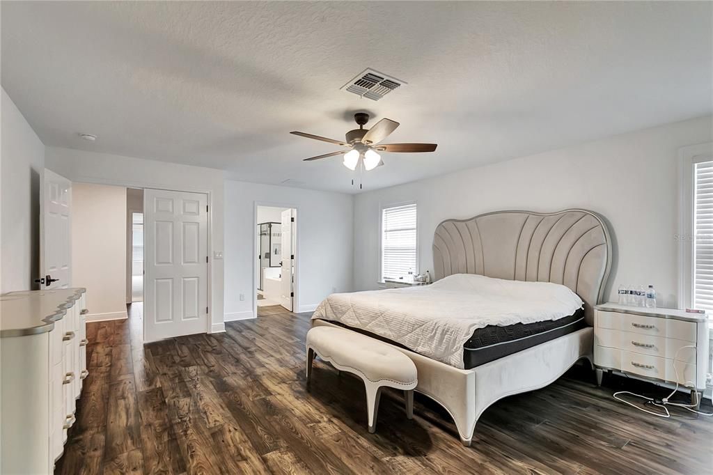 Active With Contract: $1,120,000 (7 beds, 5 baths, 5506 Square Feet)