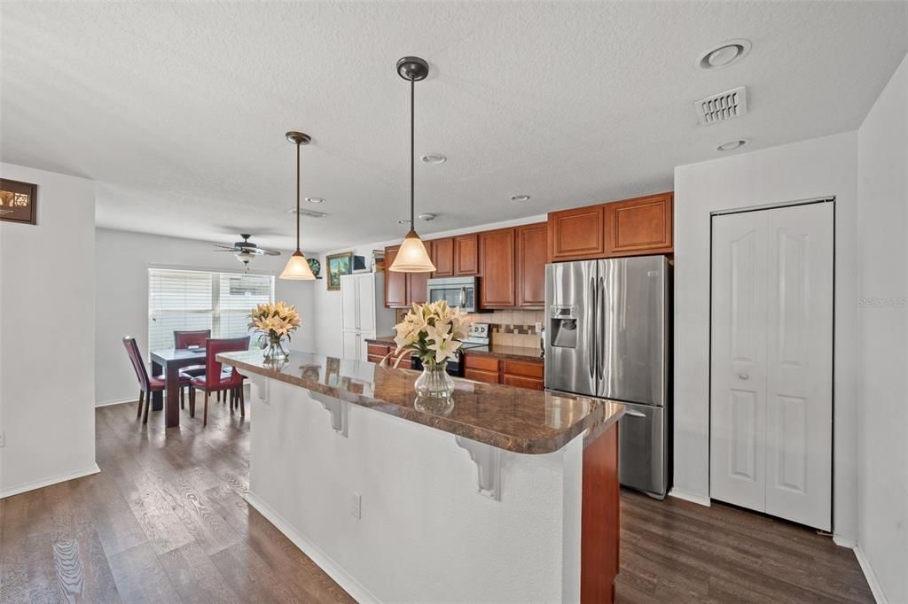 Activo con contrato: $348,000 (3 camas, 2 baños, 1997 Pies cuadrados)