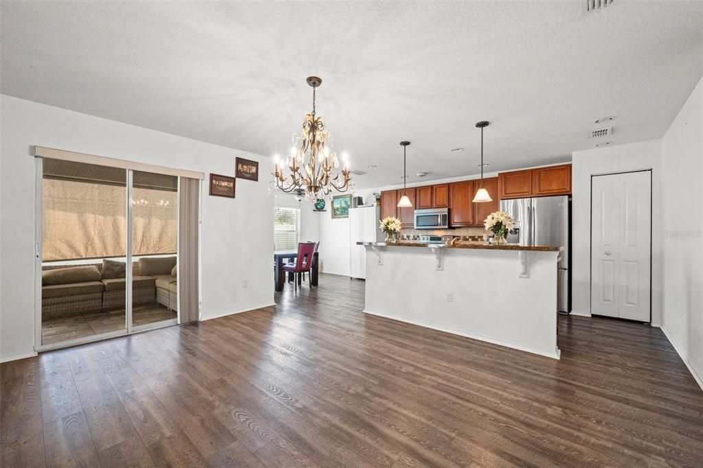 Activo con contrato: $348,000 (3 camas, 2 baños, 1997 Pies cuadrados)