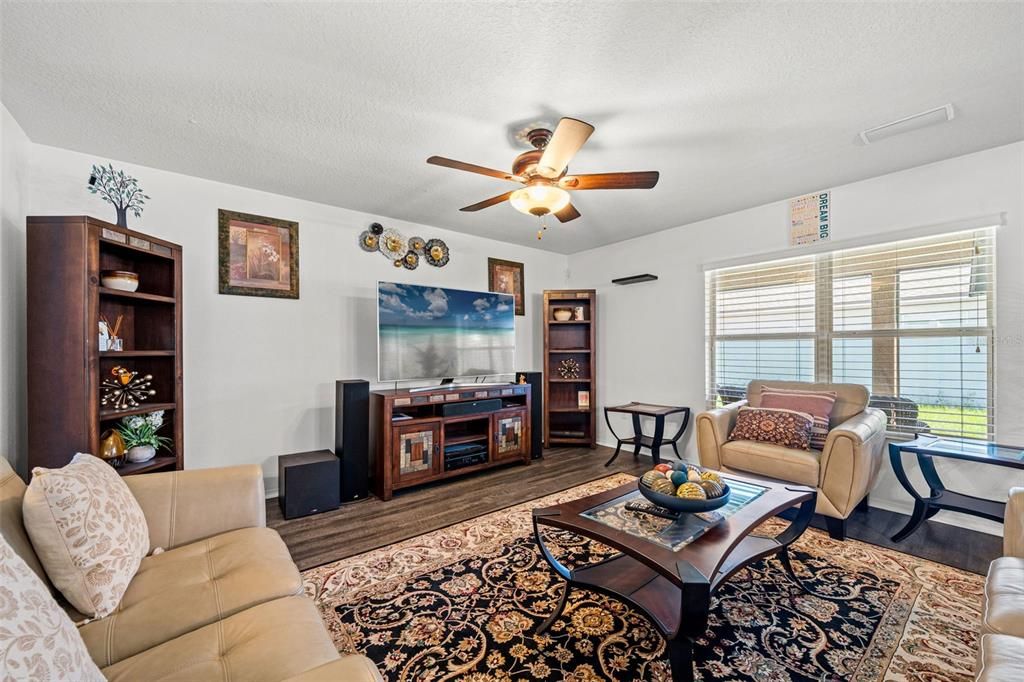 Activo con contrato: $348,000 (3 camas, 2 baños, 1997 Pies cuadrados)