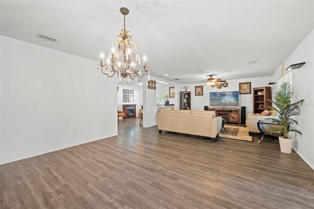 Activo con contrato: $348,000 (3 camas, 2 baños, 1997 Pies cuadrados)