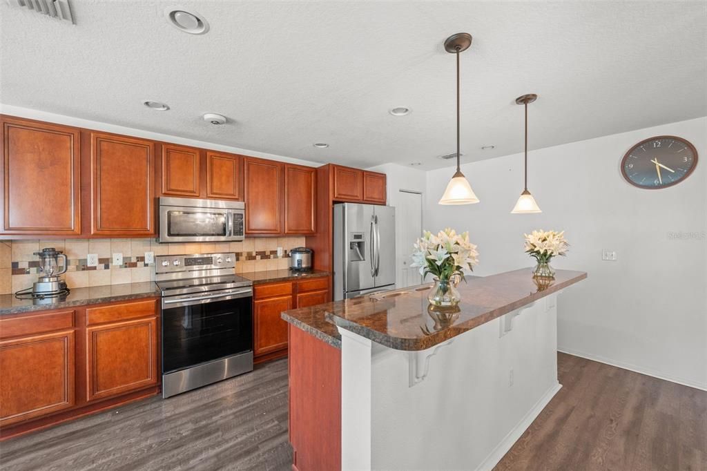 Activo con contrato: $348,000 (3 camas, 2 baños, 1997 Pies cuadrados)