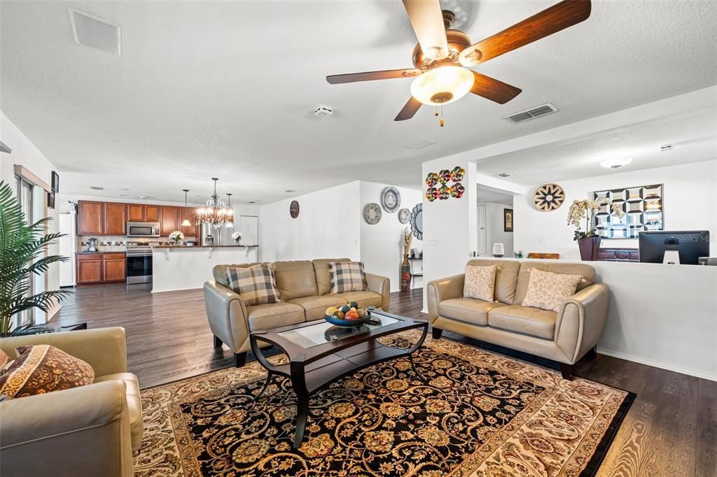 Activo con contrato: $348,000 (3 camas, 2 baños, 1997 Pies cuadrados)