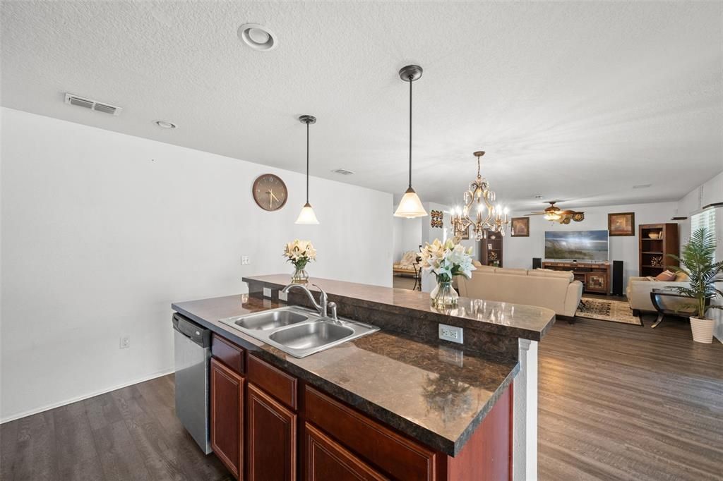 Activo con contrato: $348,000 (3 camas, 2 baños, 1997 Pies cuadrados)