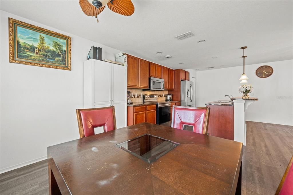 Activo con contrato: $348,000 (3 camas, 2 baños, 1997 Pies cuadrados)