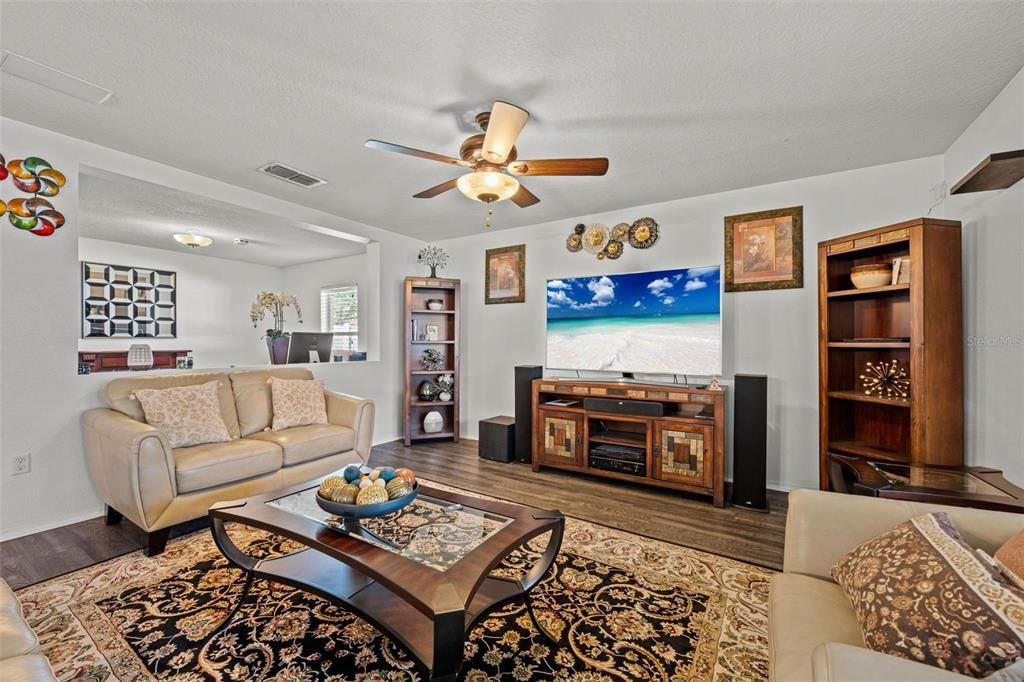 Activo con contrato: $348,000 (3 camas, 2 baños, 1997 Pies cuadrados)