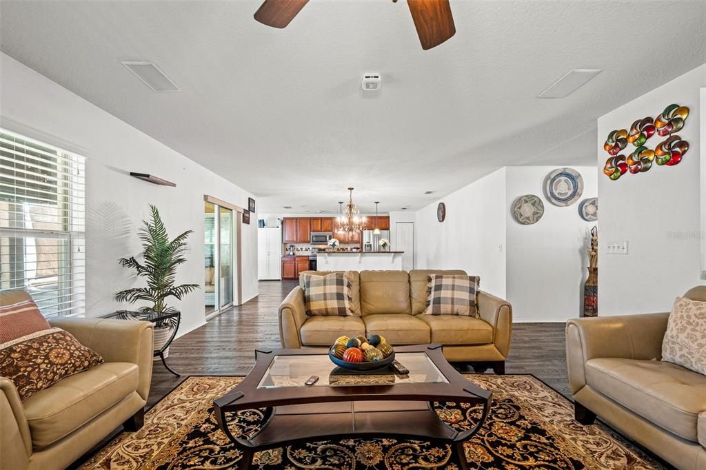 Activo con contrato: $348,000 (3 camas, 2 baños, 1997 Pies cuadrados)