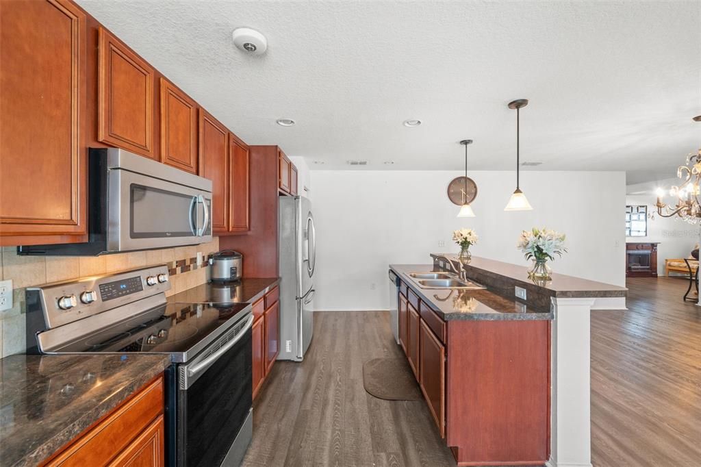 Activo con contrato: $348,000 (3 camas, 2 baños, 1997 Pies cuadrados)