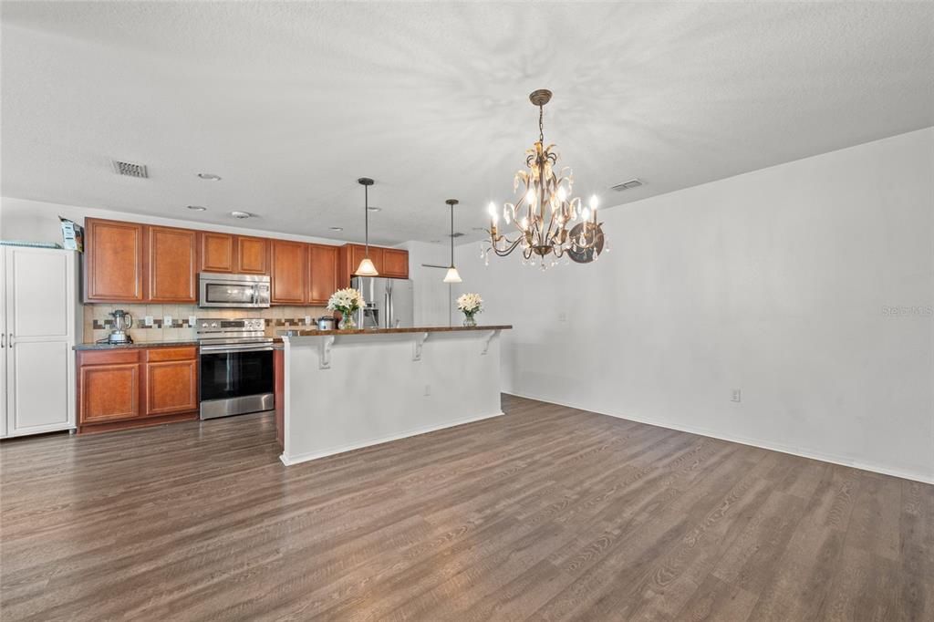 Activo con contrato: $348,000 (3 camas, 2 baños, 1997 Pies cuadrados)