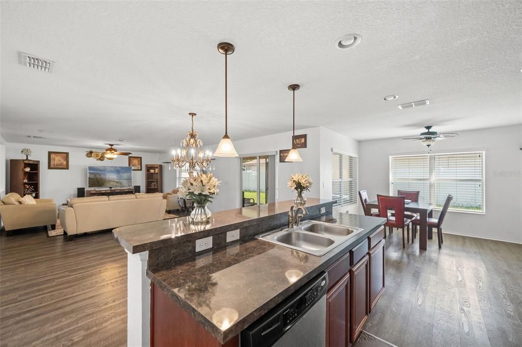 Activo con contrato: $348,000 (3 camas, 2 baños, 1997 Pies cuadrados)