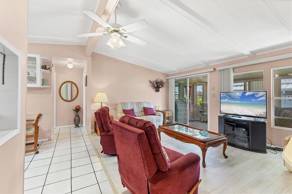 En Venta: $198,500 (2 camas, 2 baños, 1056 Pies cuadrados)