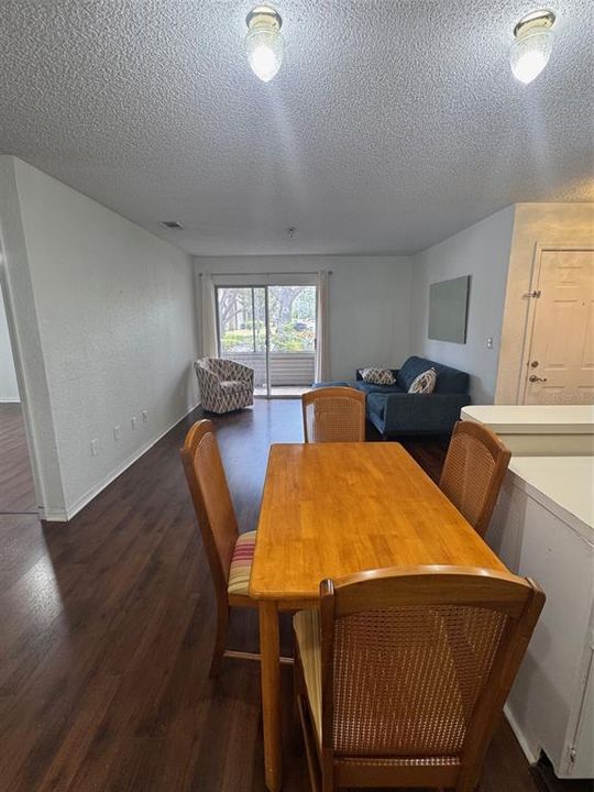 Под контрактом: $105,000 (1 спален, 1 ванн, 742 Квадратных фут)