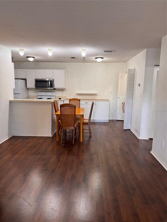 Под контрактом: $105,000 (1 спален, 1 ванн, 742 Квадратных фут)