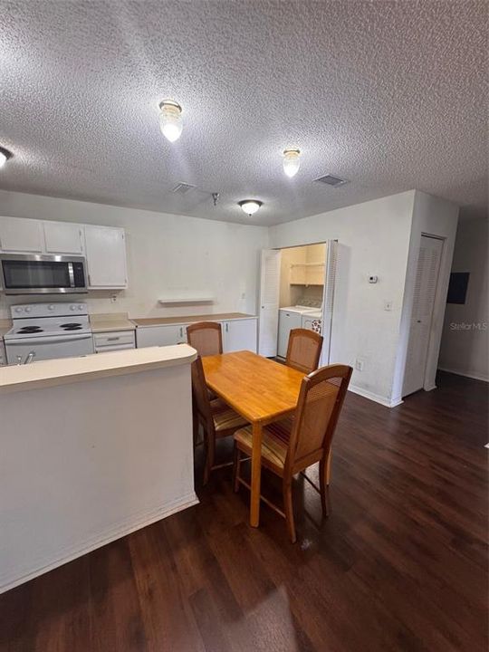 Под контрактом: $105,000 (1 спален, 1 ванн, 742 Квадратных фут)