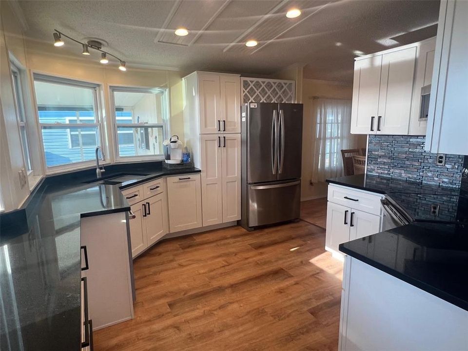 Active With Contract: $191,900 (2 beds, 2 baths, 1118 Square Feet)