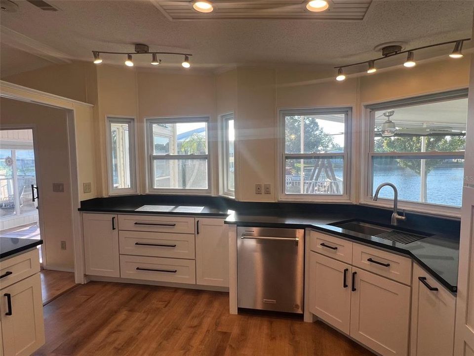 Active With Contract: $191,900 (2 beds, 2 baths, 1118 Square Feet)