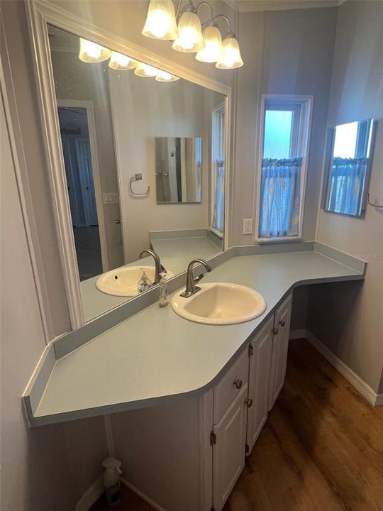 Active With Contract: $191,900 (2 beds, 2 baths, 1118 Square Feet)