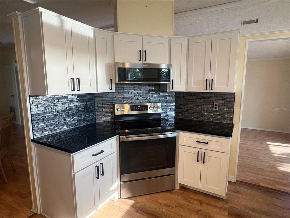 Active With Contract: $191,900 (2 beds, 2 baths, 1118 Square Feet)