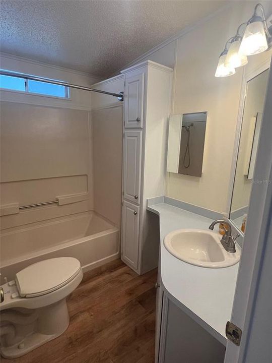 Active With Contract: $191,900 (2 beds, 2 baths, 1118 Square Feet)