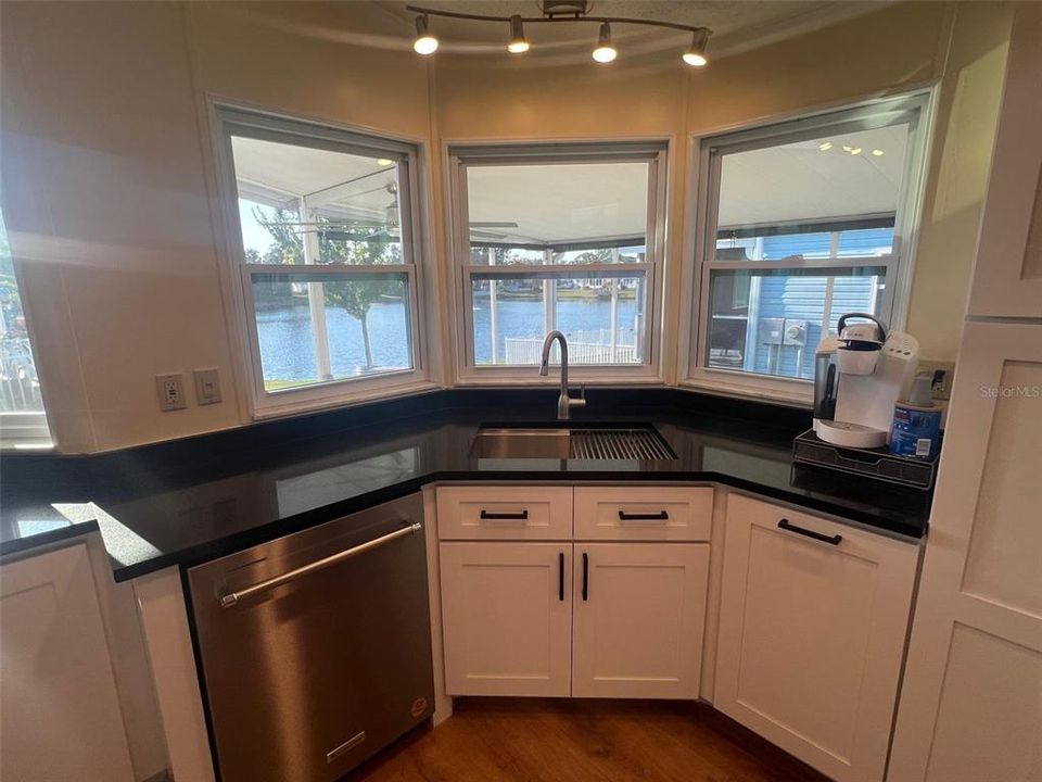 Active With Contract: $191,900 (2 beds, 2 baths, 1118 Square Feet)