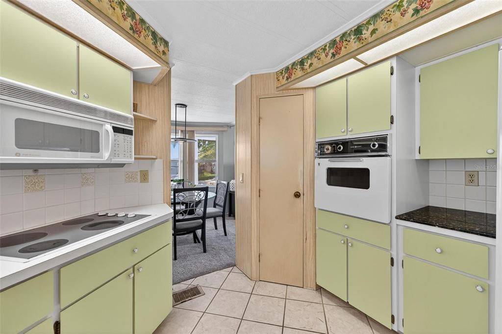 For Sale: $186,000 (2 beds, 2 baths, 1432 Square Feet)