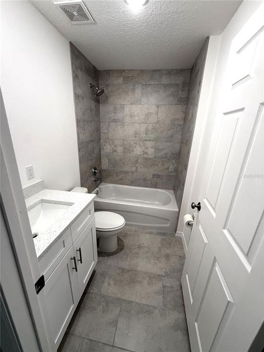 Activo con contrato: $220,000 (3 camas, 2 baños, 1181 Pies cuadrados)