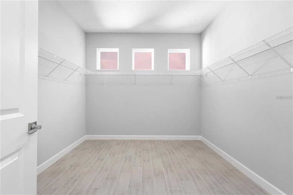 合同活跃: $549,900 (4 贝兹, 3 浴室, 2306 平方英尺)