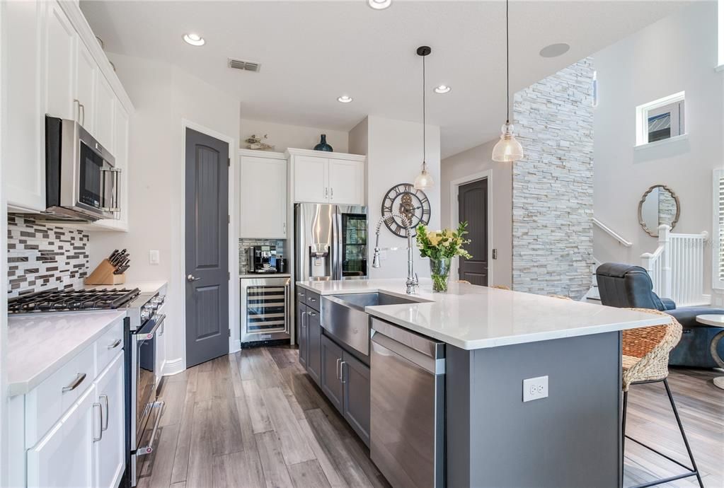 En Venta: $1,425,000 (3 camas, 3 baños, 2407 Pies cuadrados)