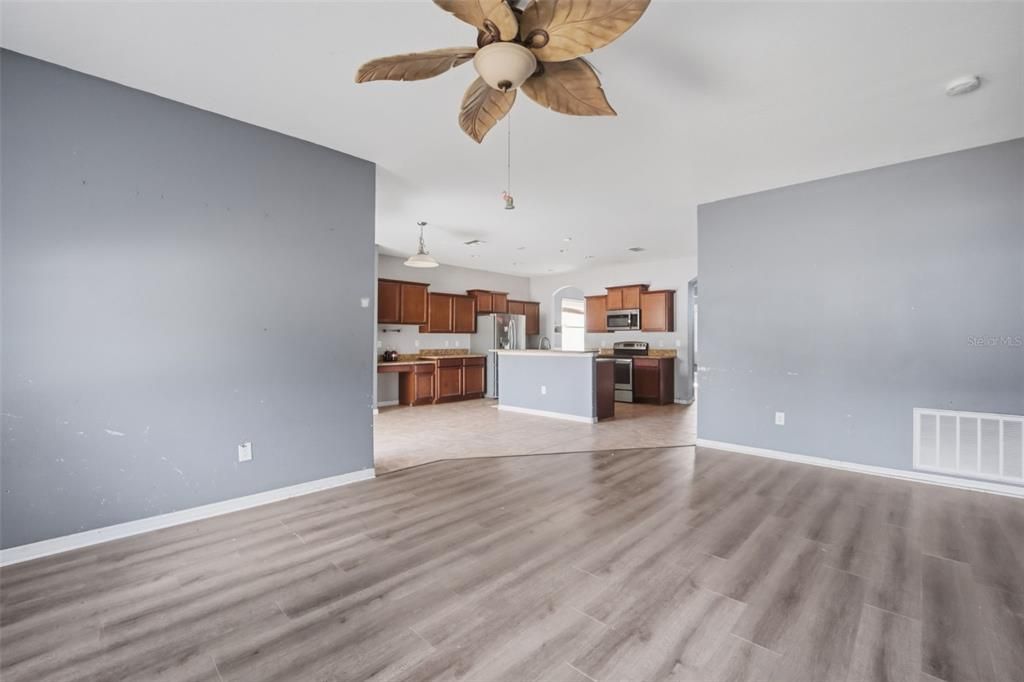 Active With Contract: $325,000 (5 beds, 3 baths, 3305 Square Feet)