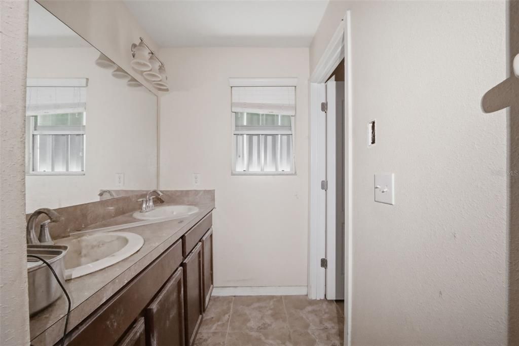 Active With Contract: $325,000 (5 beds, 3 baths, 3305 Square Feet)