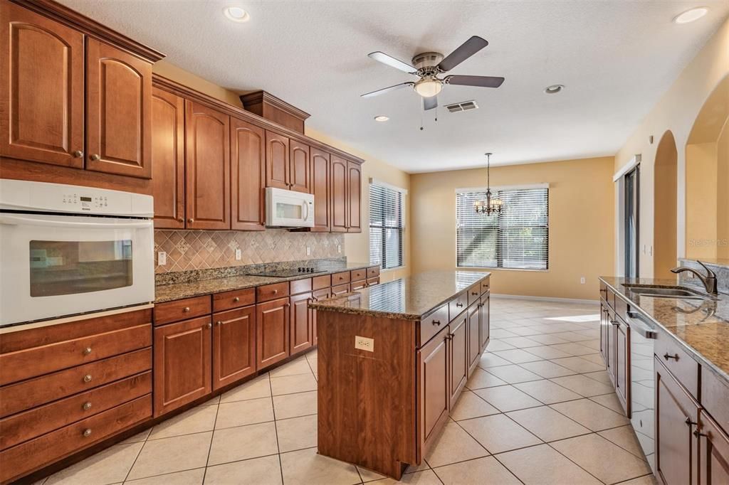 En Venta: $675,000 (5 camas, 3 baños, 4146 Pies cuadrados)