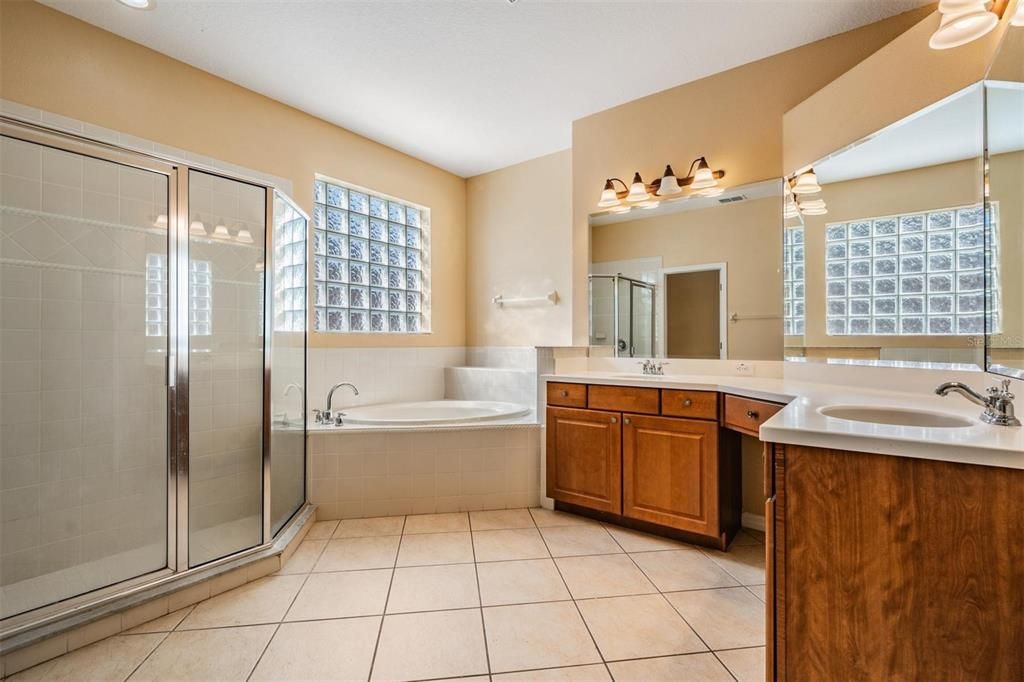 En Venta: $675,000 (5 camas, 3 baños, 4146 Pies cuadrados)