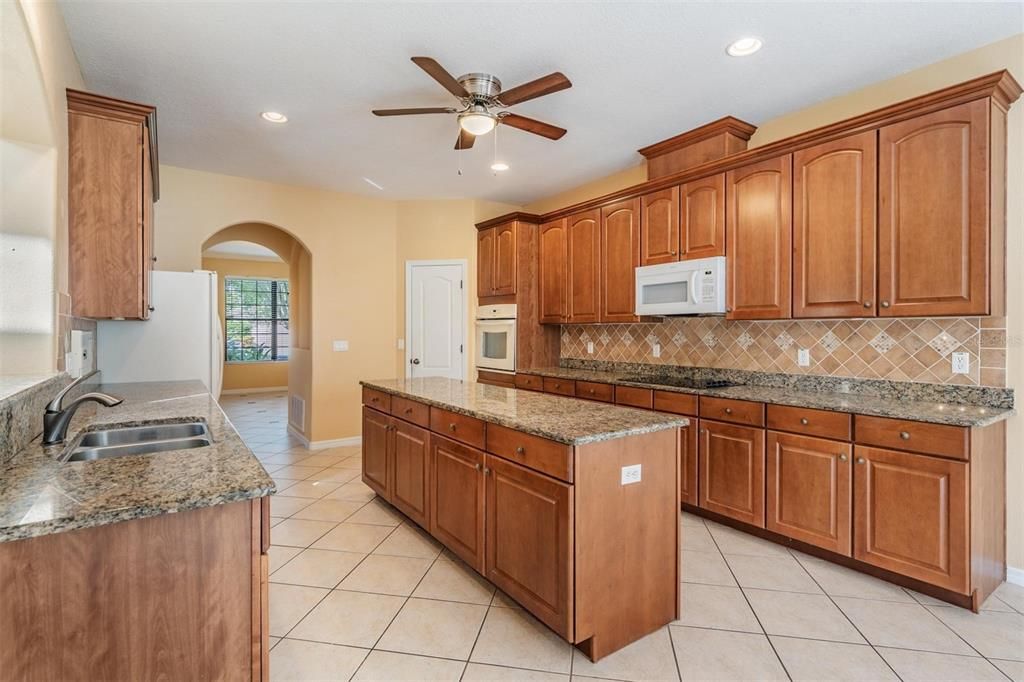 En Venta: $675,000 (5 camas, 3 baños, 4146 Pies cuadrados)