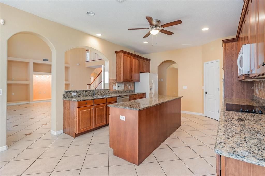 En Venta: $675,000 (5 camas, 3 baños, 4146 Pies cuadrados)