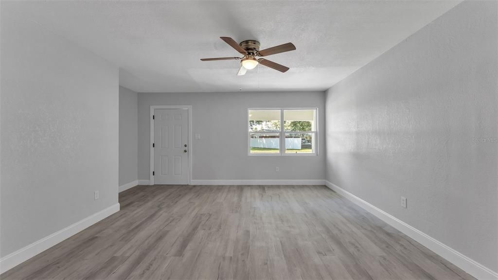 合同活跃: $290,000 (4 贝兹, 2 浴室, 1488 平方英尺)