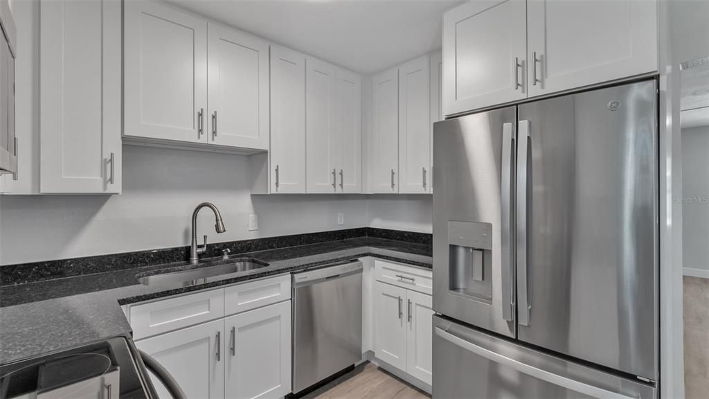 合同活跃: $290,000 (4 贝兹, 2 浴室, 1488 平方英尺)