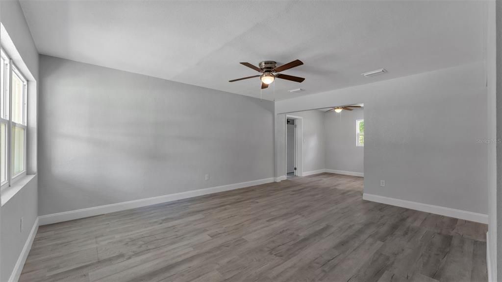 合同活跃: $290,000 (4 贝兹, 2 浴室, 1488 平方英尺)