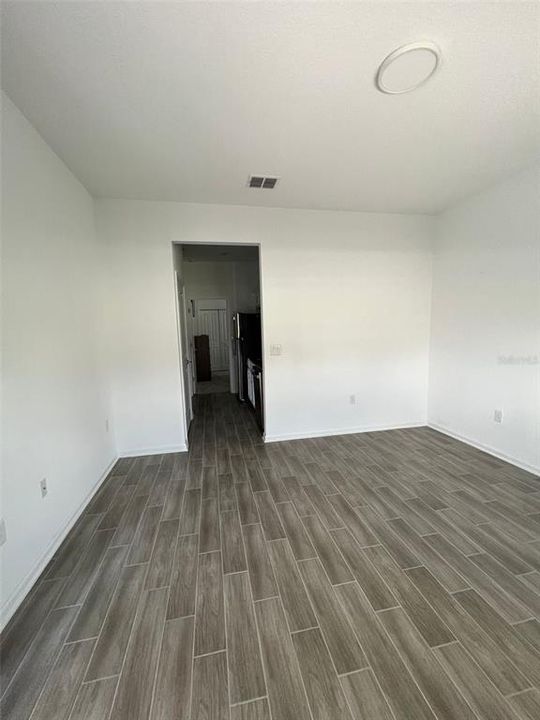 For Rent: $1,300 (1 beds, 1 baths, 396 Square Feet)